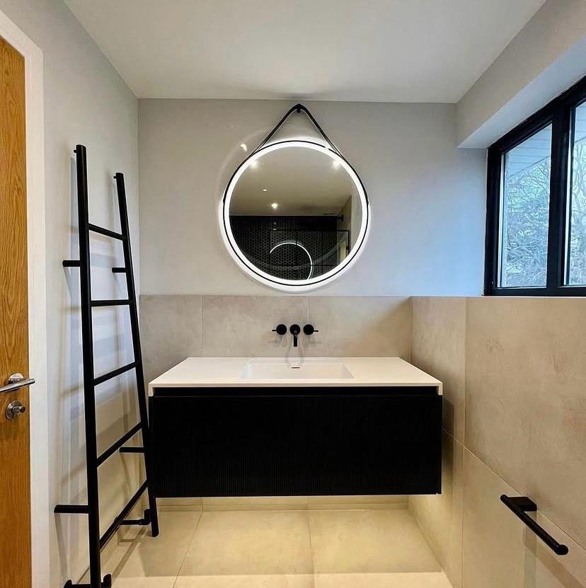 Wall-hung WC with concealed cistern frame system